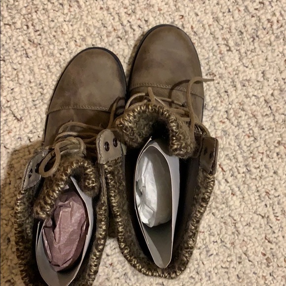 Brand new boots. Never worn still in box! - Picture 3 of 6